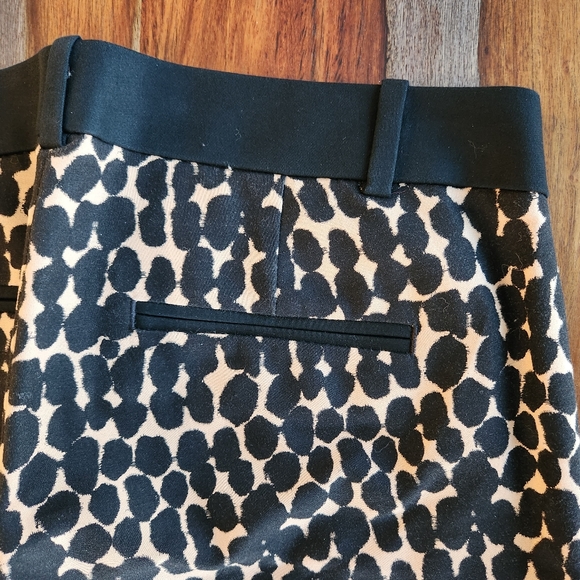Loft size 6, Cropped Pants, Like New, 97% Cotton, 3% Spandex, Black Spots - Picture 6 of 8